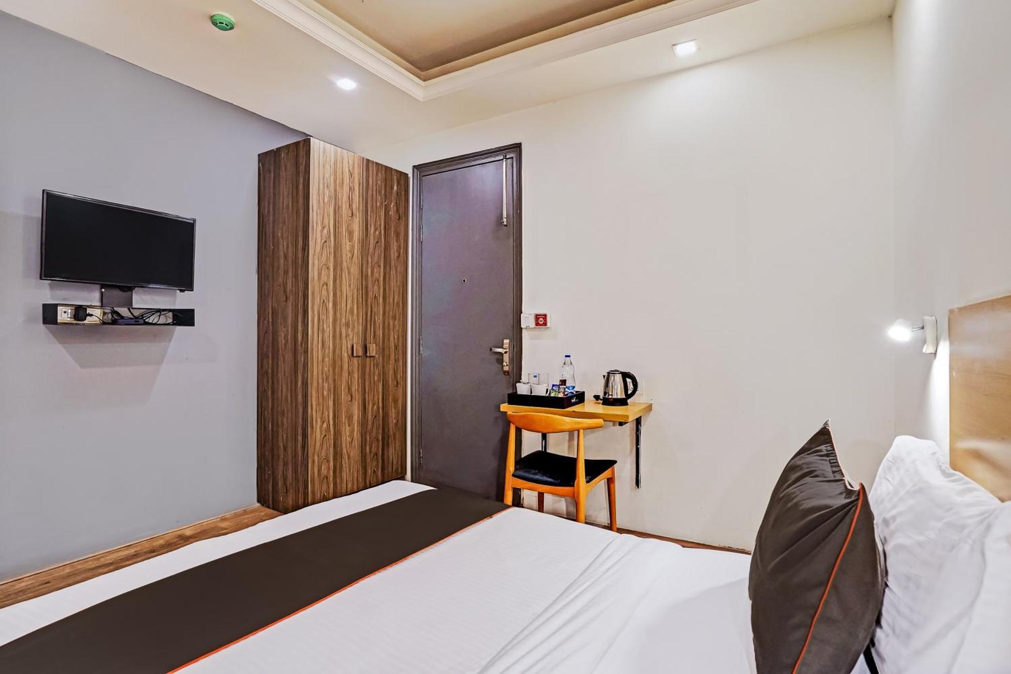 Collection O White Saffron Near Rohini Sector 18 Metro Station Hotel Delhi  Ngoại thất bức ảnh