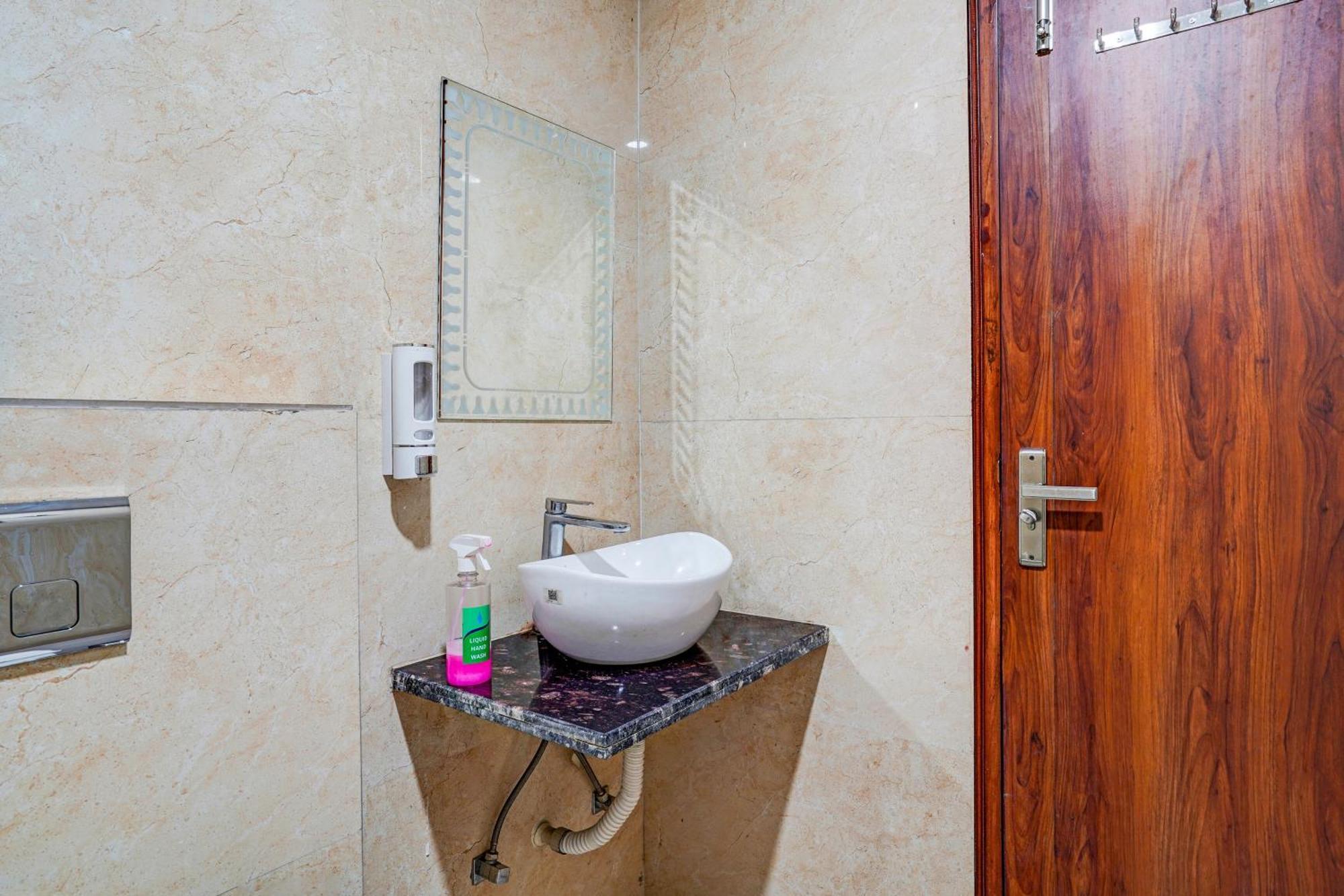 Collection O White Saffron Near Rohini Sector 18 Metro Station Hotel Delhi  Ngoại thất bức ảnh